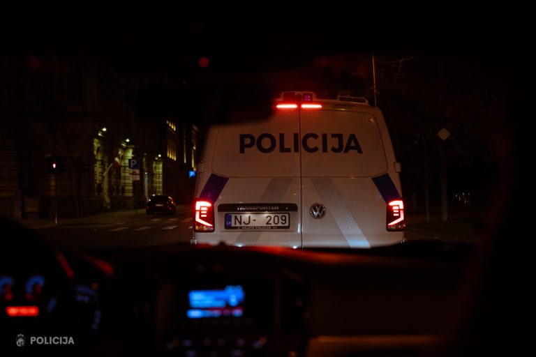 Полиция задержала женщину с тремя промилле алкоголя и без прав, в машине была малолетняя девочка