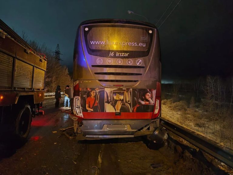Лобовое столкновение Lux Express со снегоуборочной машиной: в больнице умер еще один пассажир