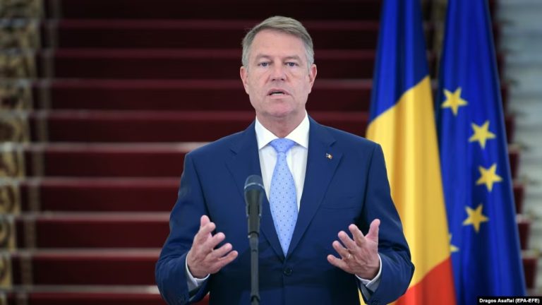 Президент Румынии объявил об уходе в отставку