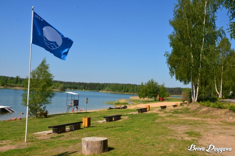 Скоро лето: 13 мест для купания в Латвии номинированы на «Голубой флаг»