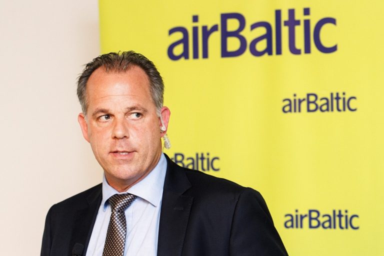 Cтало известно, почему шеф AirBaltic Мартин Гаусс получил 11 млн евро и кто это одобрил