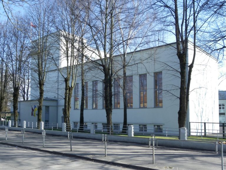 Рига планирует ликвидировать и объединить несколько школ и детсадов. Объявлено, какие именно