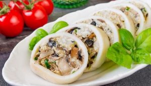 Кальмары, фаршированные омлетом и шампиньонами: шедевр за полчаса