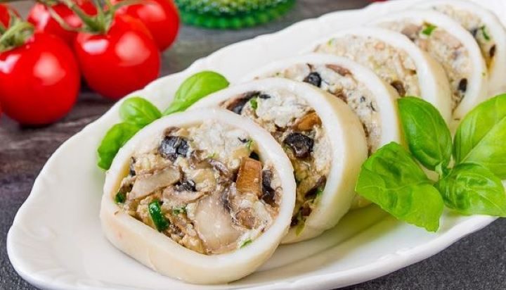 Кальмары, фаршированные омлетом и шампиньонами: шедевр за полчаса