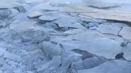 В Риге спасли человека, провалившегося под лед на городском канале