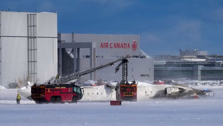 Самолет Delta перевернулся при посадке в аэропорту Торонто, 8 человек ранены