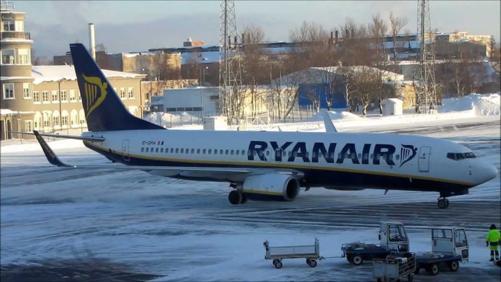 Самолет Ryanair повредил крыло во время руления: рейс из Таллинна в Барселону был отменен