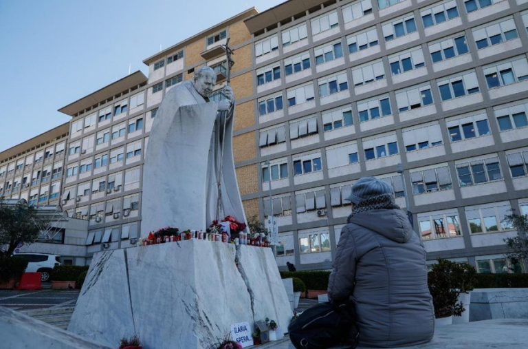 Состояние Папы Франциска ухудшается: Ватикан впервые назвал его «критическим»
