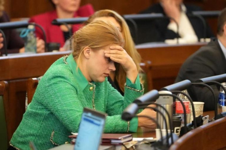 «Перезагрузка» правительства откладывается — заболела Эвика Силиня