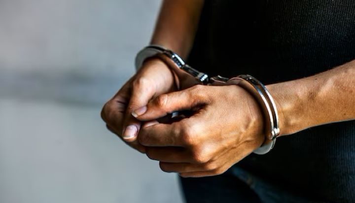 54-летний мужчина получил 18 лет тюрьмы за изнасилование несовершеннолетней приемной дочери