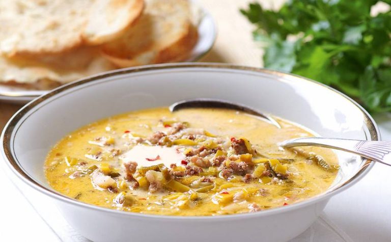 Остренький суп с луком-пореем и мясным фаршем