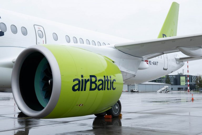 Самолет airBaltic не долетел до Барселоны и вернулся в Ригу