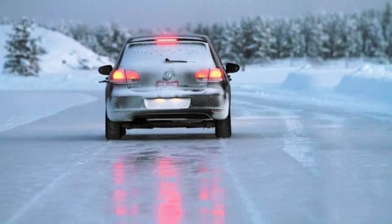 Снег и гололед затрудняют движение почти по всей Латвии
