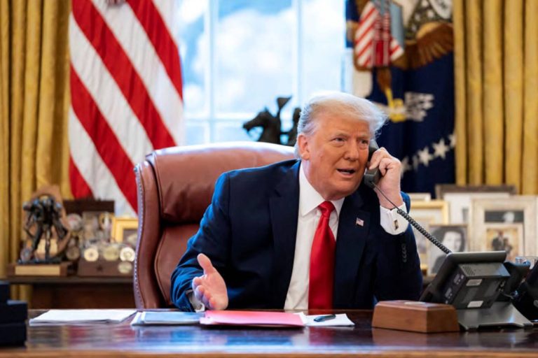 СМИ: Трамп заявил, что поговорил с Путиным по телефону