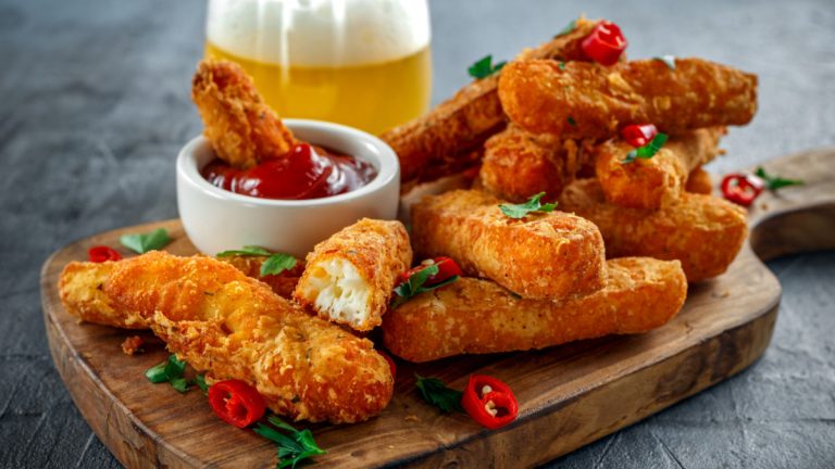 Хрустящие палочки из халуми: закуска, которая покорит всех!