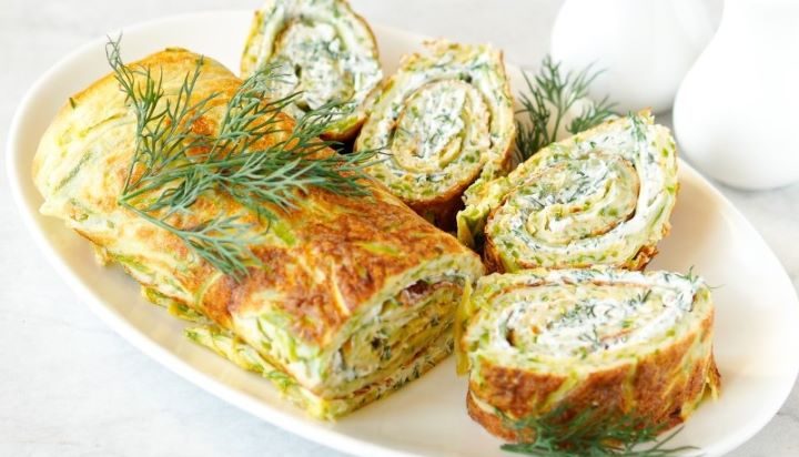 Пикантный кабачковый рулет с творожной начинкой