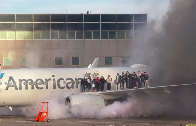 Самолет American Airlines загорелся при экстренной посадке