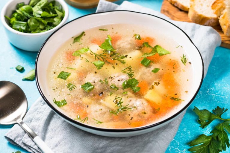 Суп с фрикадельками: Вкус детства, который нельзя забыть