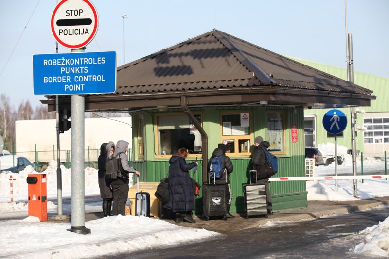 С завтрашнего дня в 3-х пунктах пересекать границу Латвии с Россией и Беларусью можно только на авто