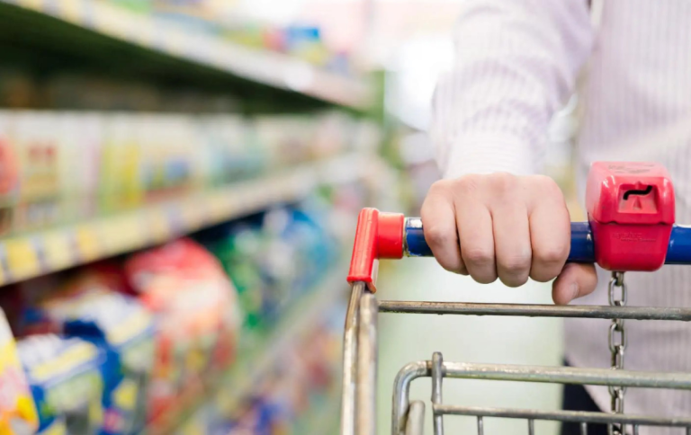 Дожили: 40% жителей Латвии экономят на покупке продуктов питания
