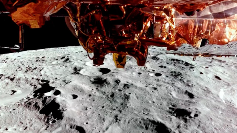 Во второй раз частный космический корабль приземлился на Луне — исторический момент