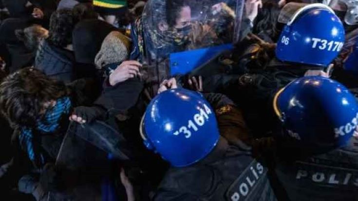 В Турции после задержания мэра Стамбула вспыхнули масштабные протесты