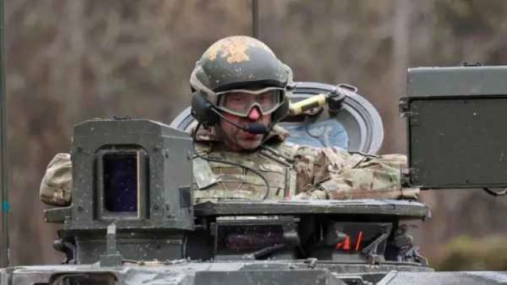 Принц Уэльский в Эстонии сфотографировался в танке