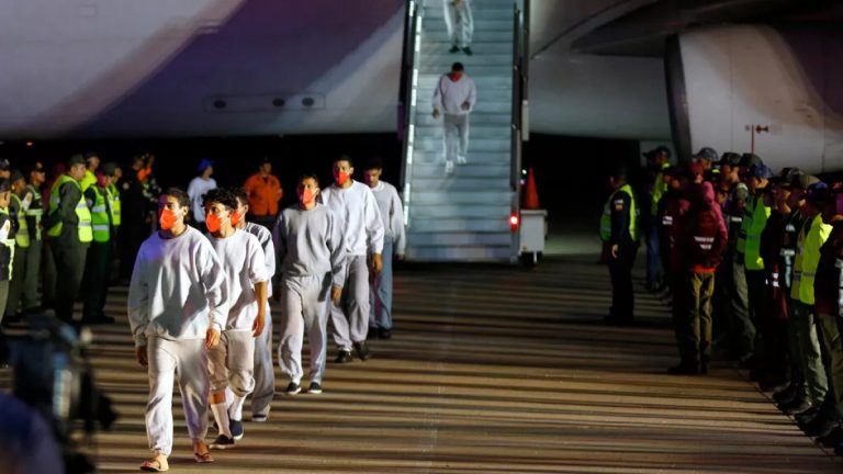 199 депортированных из США венесуэльцев вернулись домой