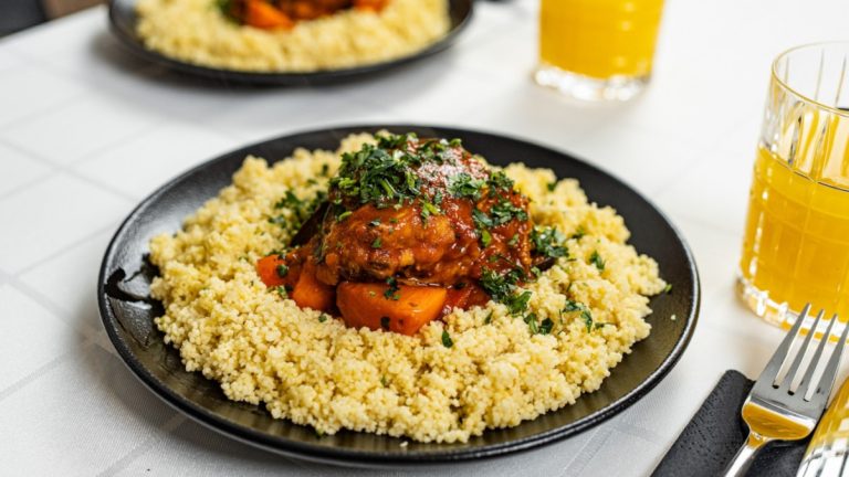 Быстрый кускус с курицей и овощами: максимум вкуса без лишних заморочек