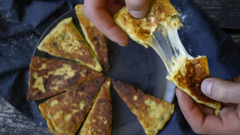 Картофельные треугольники с тягучим сыром – перекус, который захочется повторить