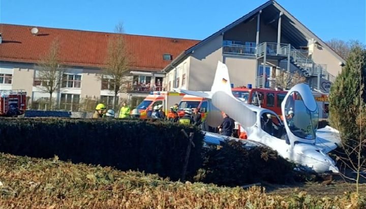 В Германии самолет совершил экстренную посадку во дворе дома престарелых