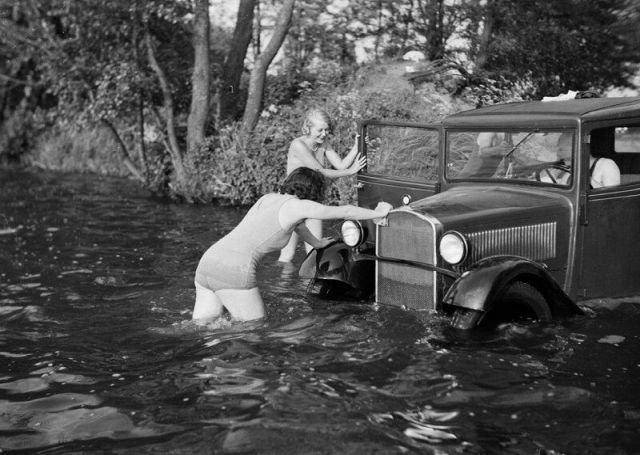 Солянка из интересных исторических фото и девушки выталкивают машину