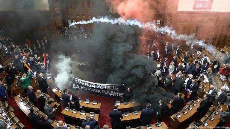В парламенте Сербии депутаты устроили драку с взрывами пиротехники