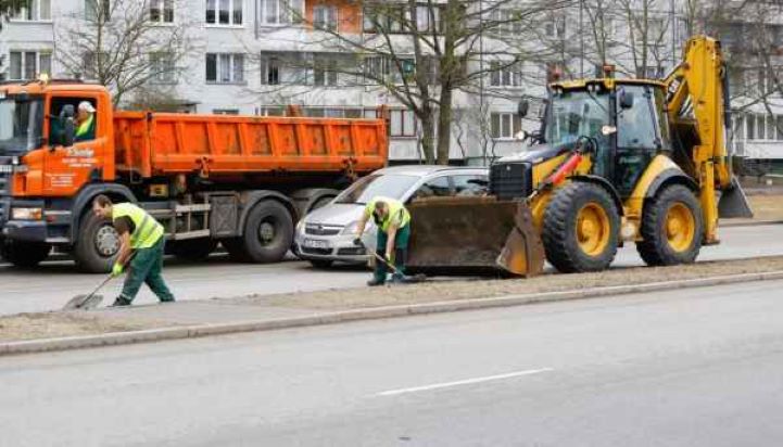 Готовимся к весне! На дорогах Риги началась уборка песка после зимнего сезона