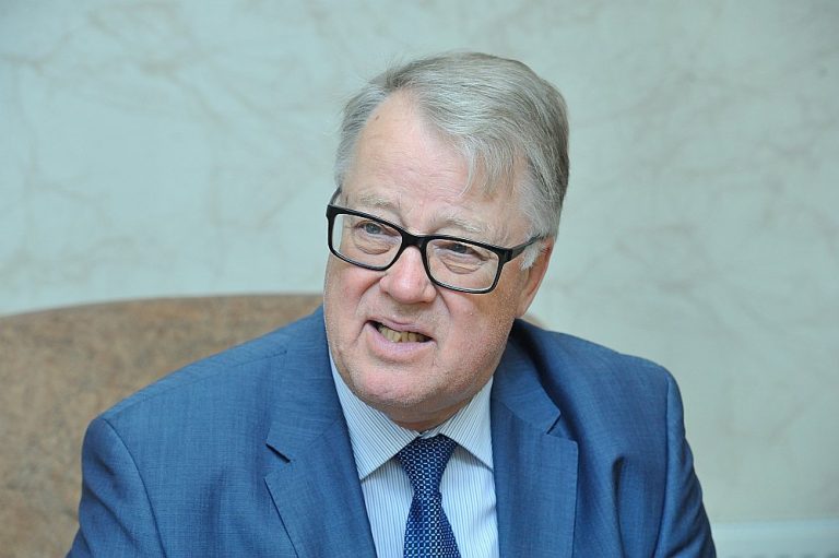 Экс-президент Улманис теперь может выходить из дома только с тростью и поддержкой