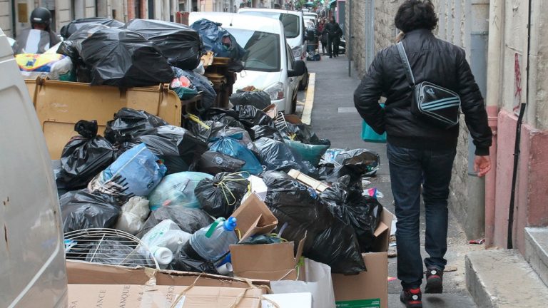 В Англии второй месяц бастуют мусорщики: власти привлекли войска
