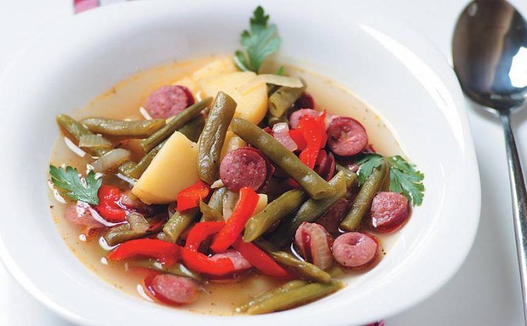 Овощной суп с охотничьими колбасками: Яркий вкус и простота приготовления
