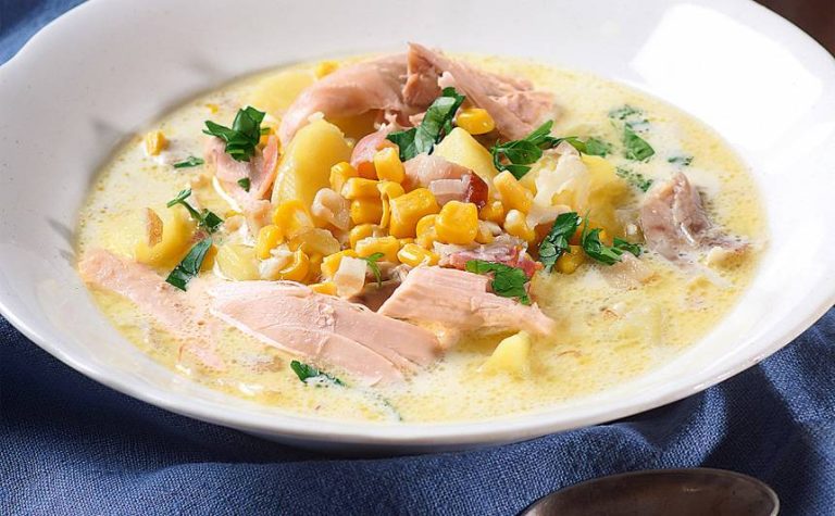 Пикантный суп с курицей, беконом и сладкой кукурузой: пошаговый рецепт для душевного застолья