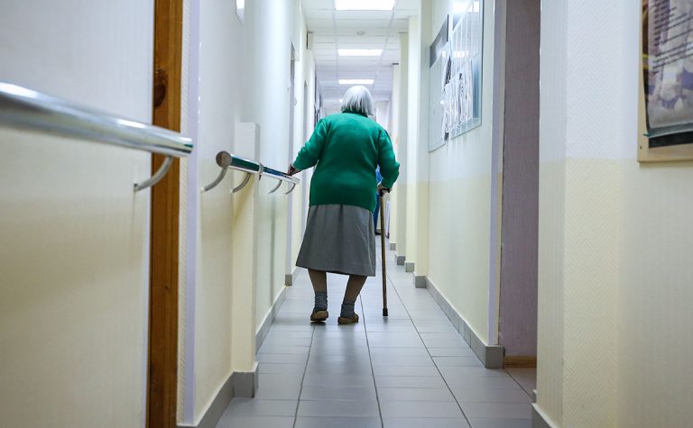 Очереди в дома престарелых в Риге теперь будут электронными