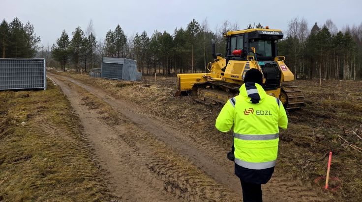 На стройплощадке Rail Baltica найдены 100-килограммровая бомба, гранаты, снаряды — 17 единиц боеприпасов 