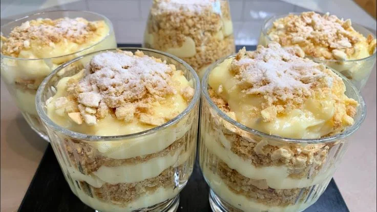 🍰 Ленивый «Наполеон» в стакане: идеальный десерт без раскатки коржей