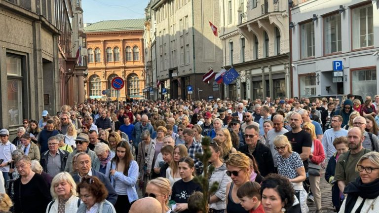 Экуменистический Крестный ход в Старой Риге собрал свыше тысячи человек