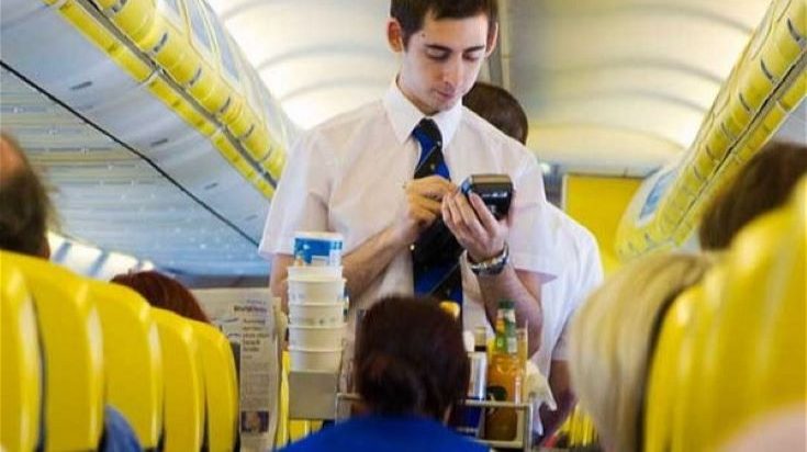 Пассажирку Ryanair вывели из самолета с полицией из-за пачки чипсов