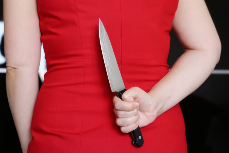 В Валмиере женщина напала с ножом на 17-летнего парня — пострадавший в больнице