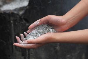 Пепел с огоньком: как и когда использовать золу в саду
