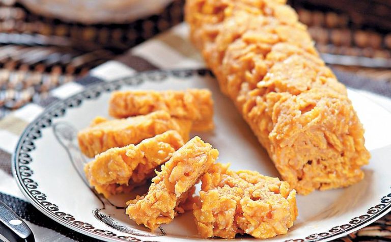 Сладкая колбаса с кукурузными хлопьями: десерт, который соберет всех за столом