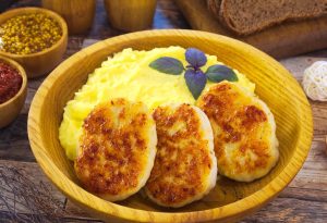 Сочные и легкие: как приготовить рыбные котлеты с гарниром