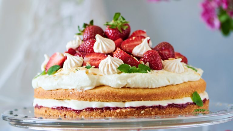 🍓Клубничный торт с марципаном: ваш новый летний фаворит!