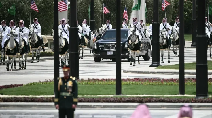 Дональда Трампа в Саудовской Аравии сопровождал кортеж на белых арабских скакунах