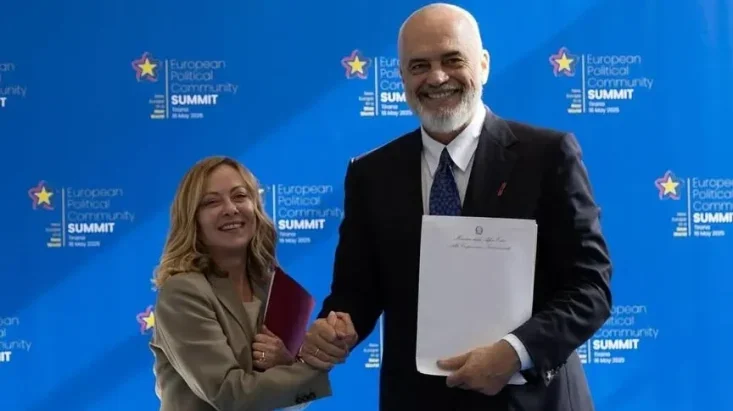 Зачем премьер Албании встал на колено перед премьером Италии